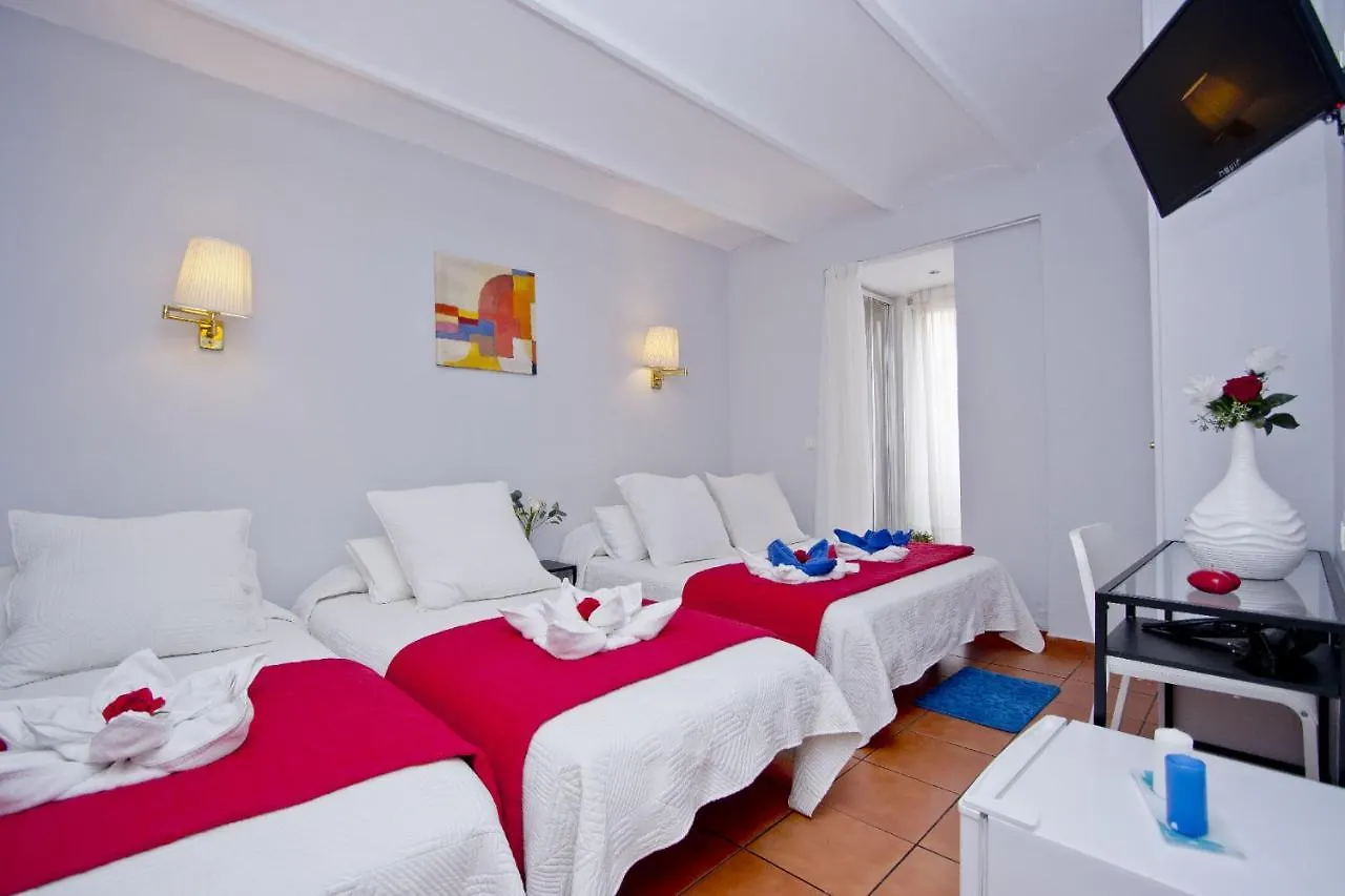 Barcelona City Rooms 2*,