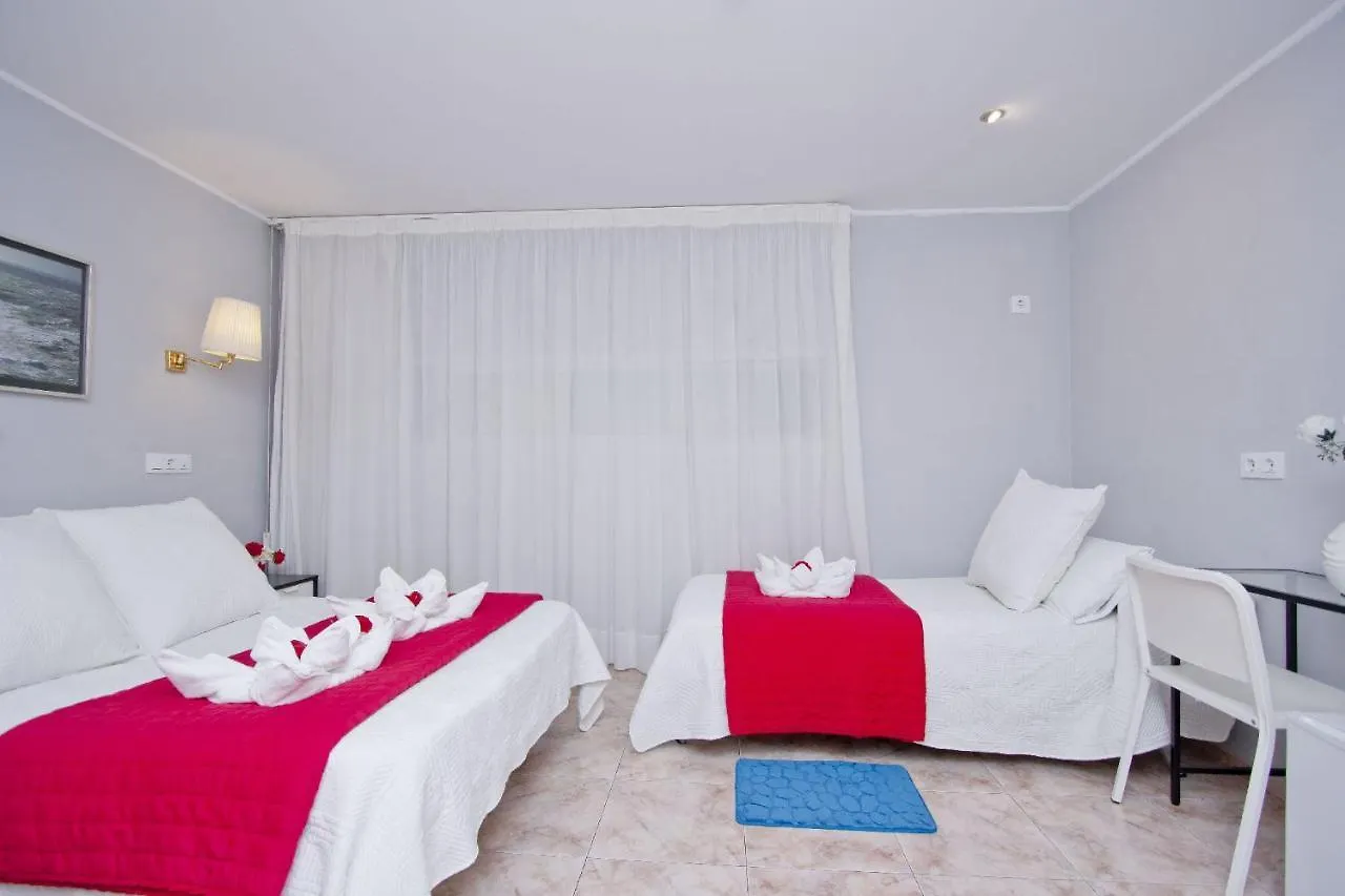 Barcelona City Rooms 2*,