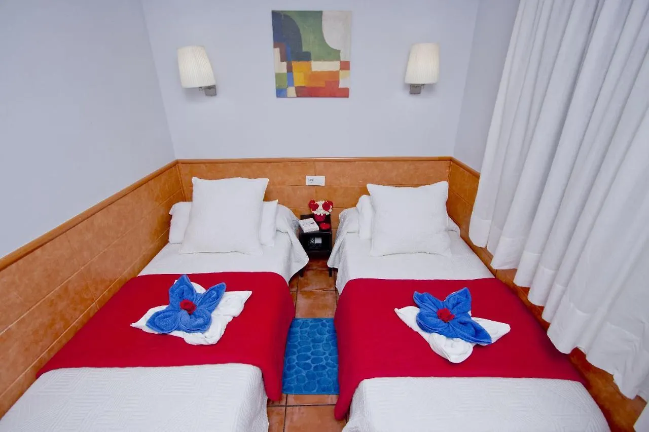 Barcelona City Rooms 2*,